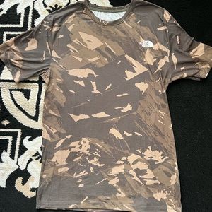 Men’s The North Face men’s active wear camo shirt size Small